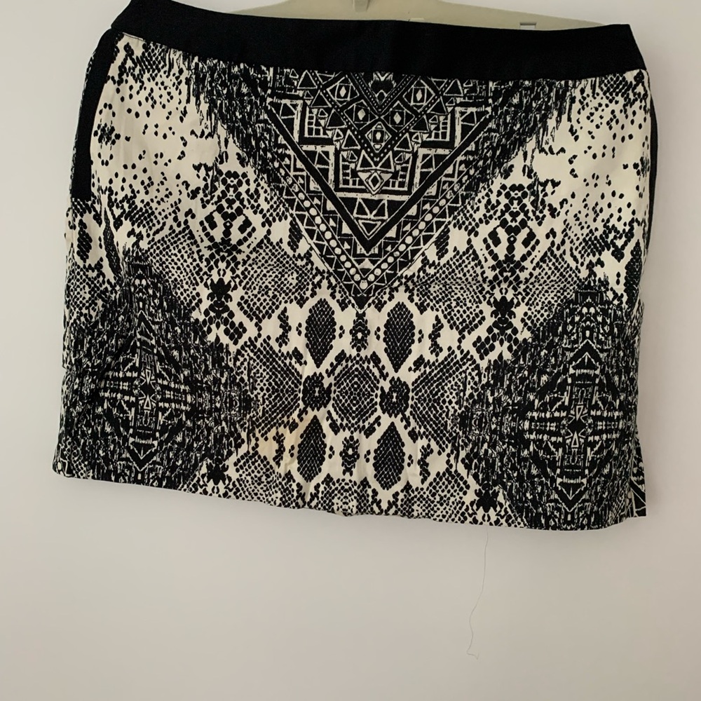 Graphic print black and white mini skirt